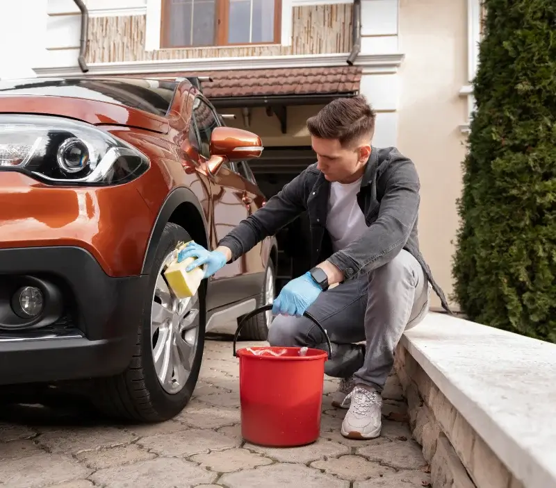 Lavage auto à domicile Thoré-la-Rochette : professionnel intervenant sur un véhicule